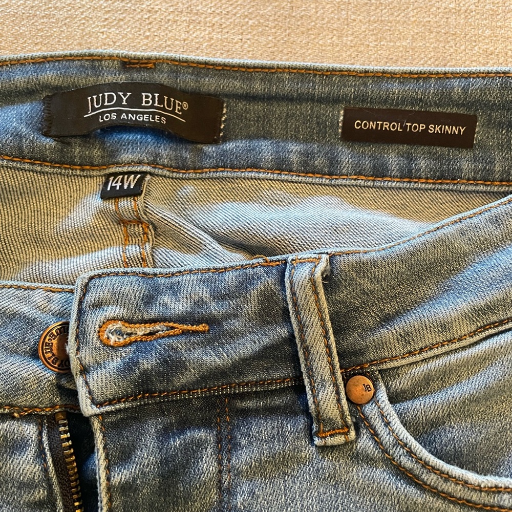 Judy Blue 14W Control Top Skinny Fit Distressed Jeans.